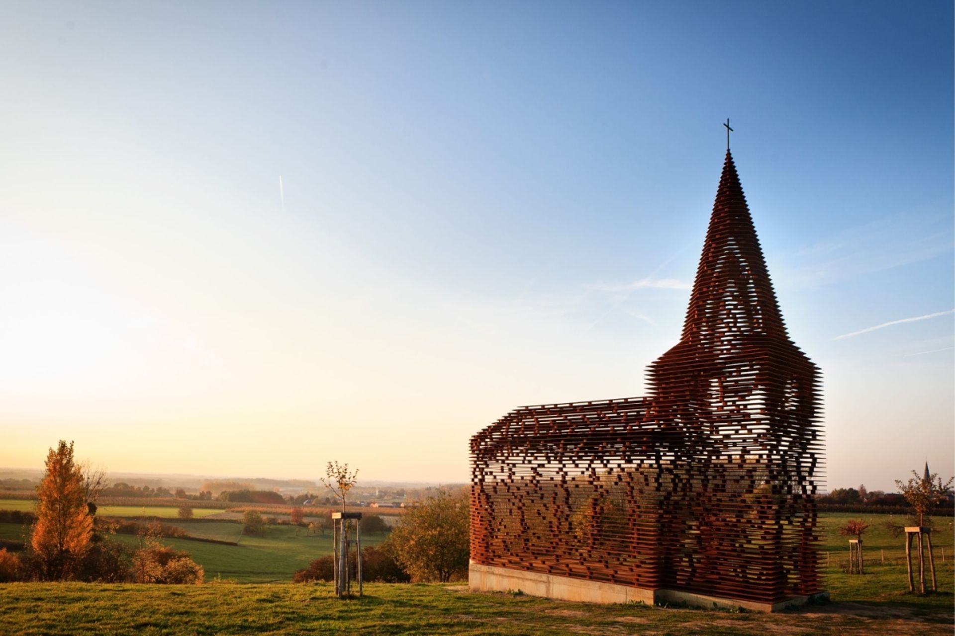 نیایش میان نور و سایه؛ کلیسایی شفاف که روشنایی را به خود راه میدهد 3 نمای بیرونی کلیسای شفاف بلژیک