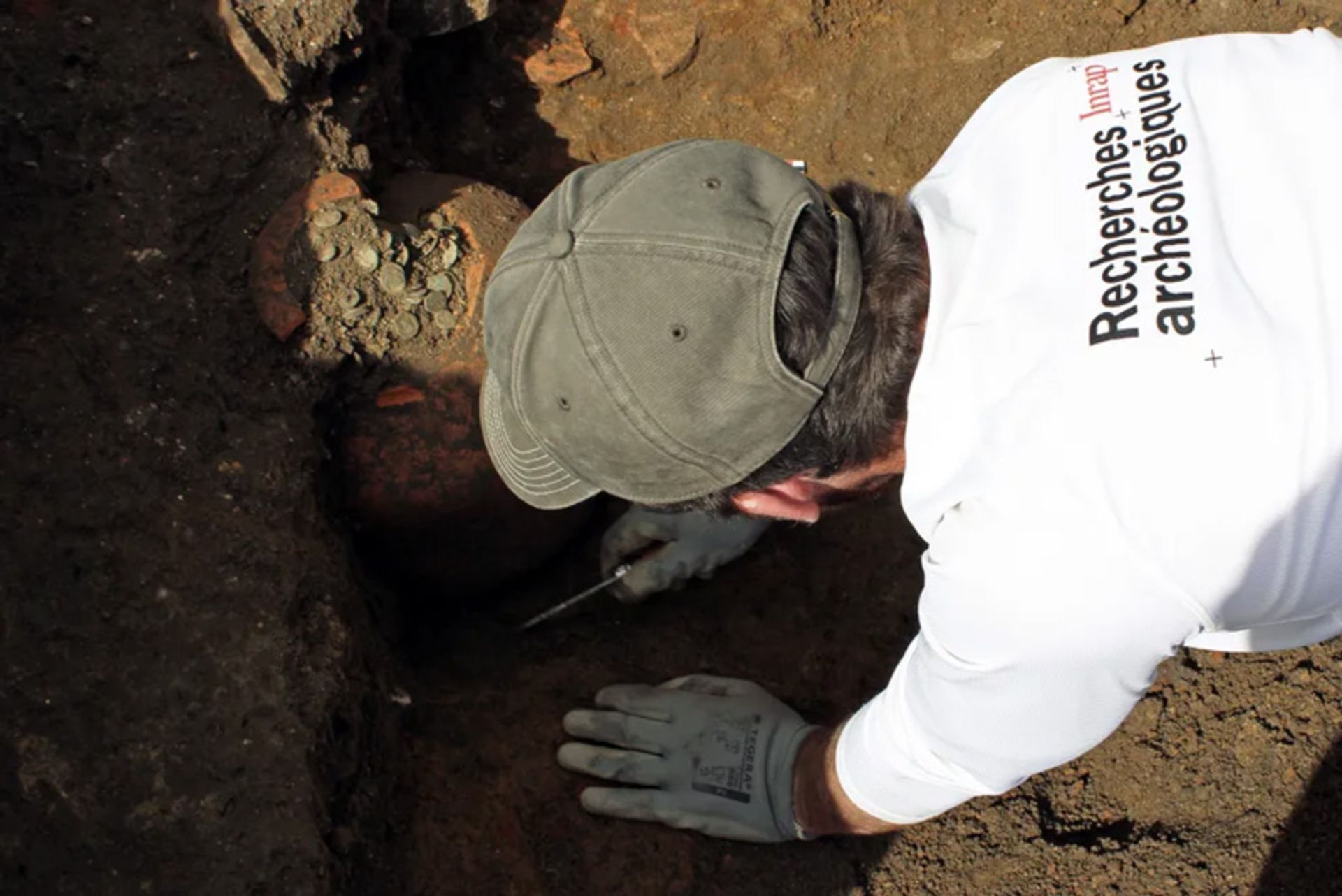 قلک ۱۸۰۰ ساله رومی هم کشف شد؛ گنجی از ۴۰ هزار سکه در کف یک خانه! 4 کشف قلک رومی در فرانسه