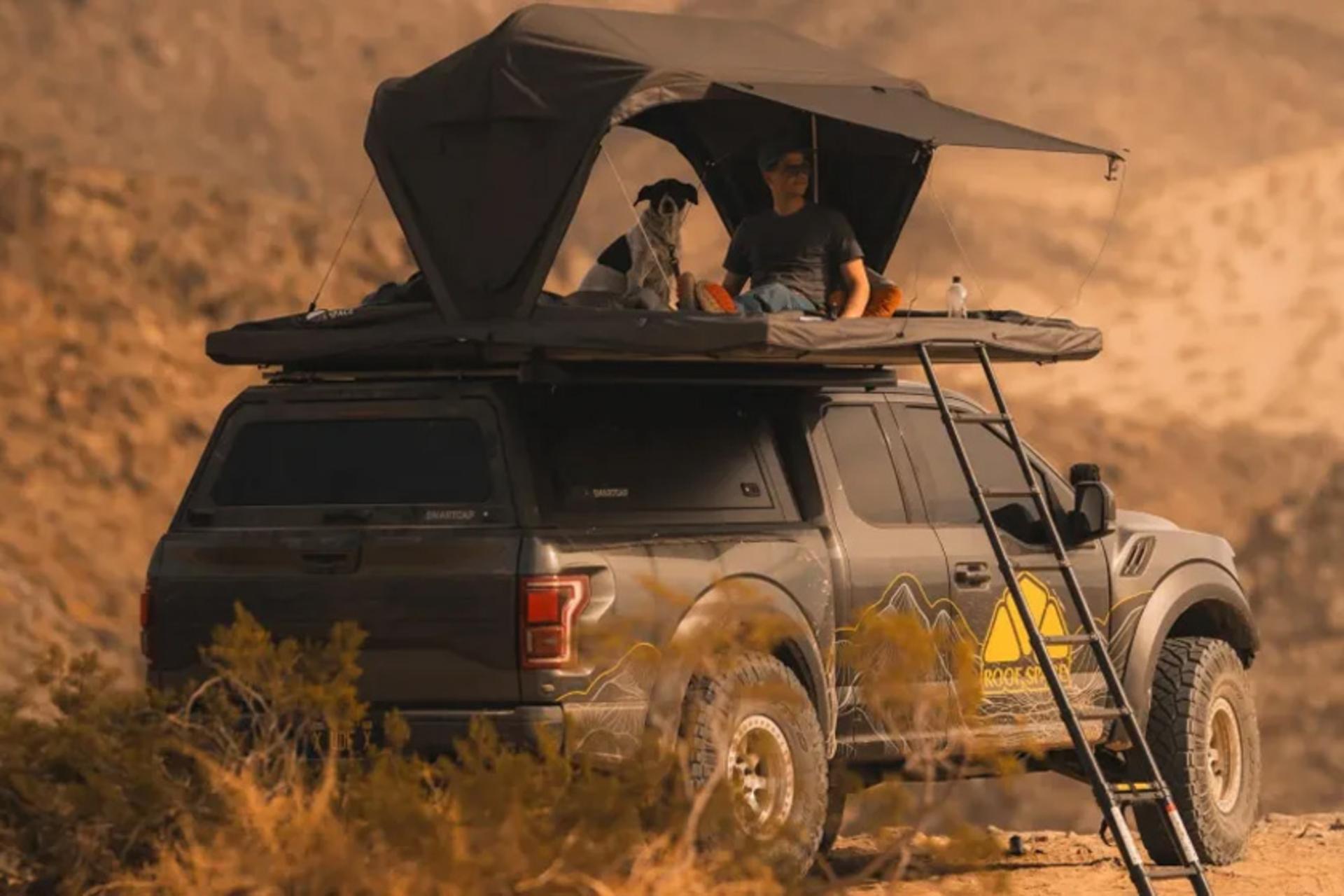 طبیعتگردی به همراه سگ در چادر مسافرتی سقفی