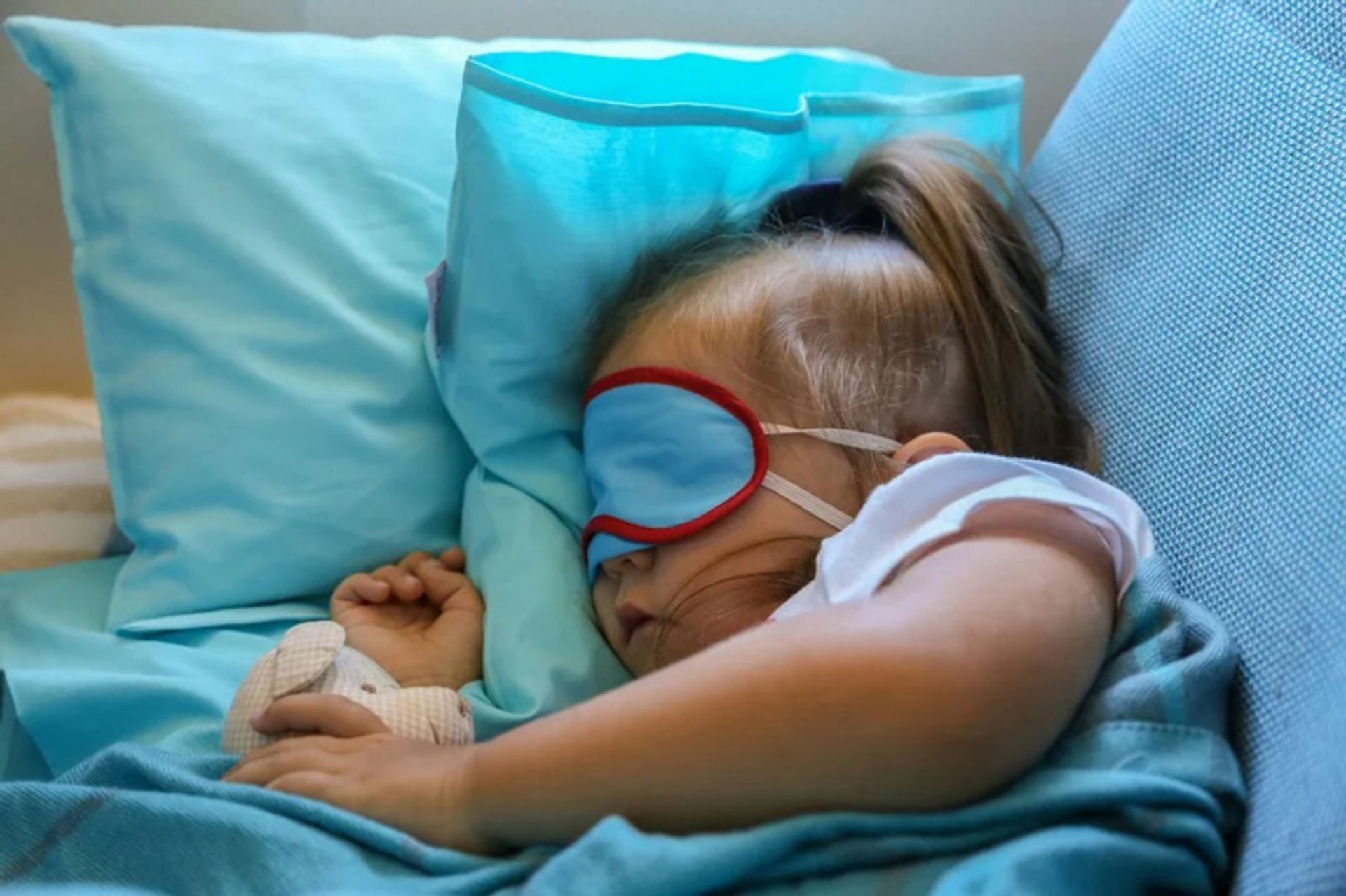 خوابیدن نوزاد با بالش و پتوی هواپیما