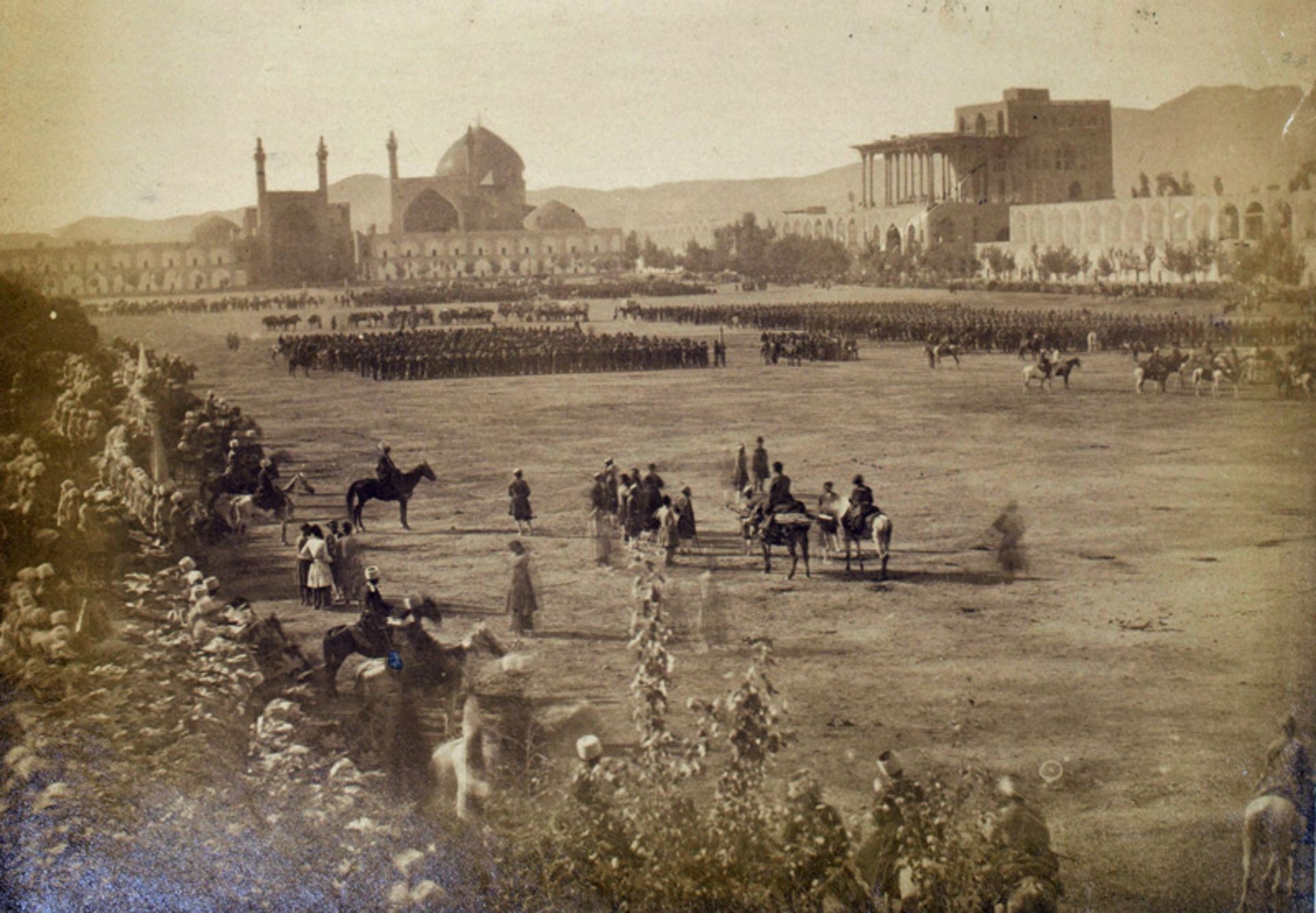 سفر به عصر قاجار؛ عکس نایاب میدان نقش جهان زیر پای قشون نظامی 4 عکس تاریخی میدان نقش جهان اصفهان