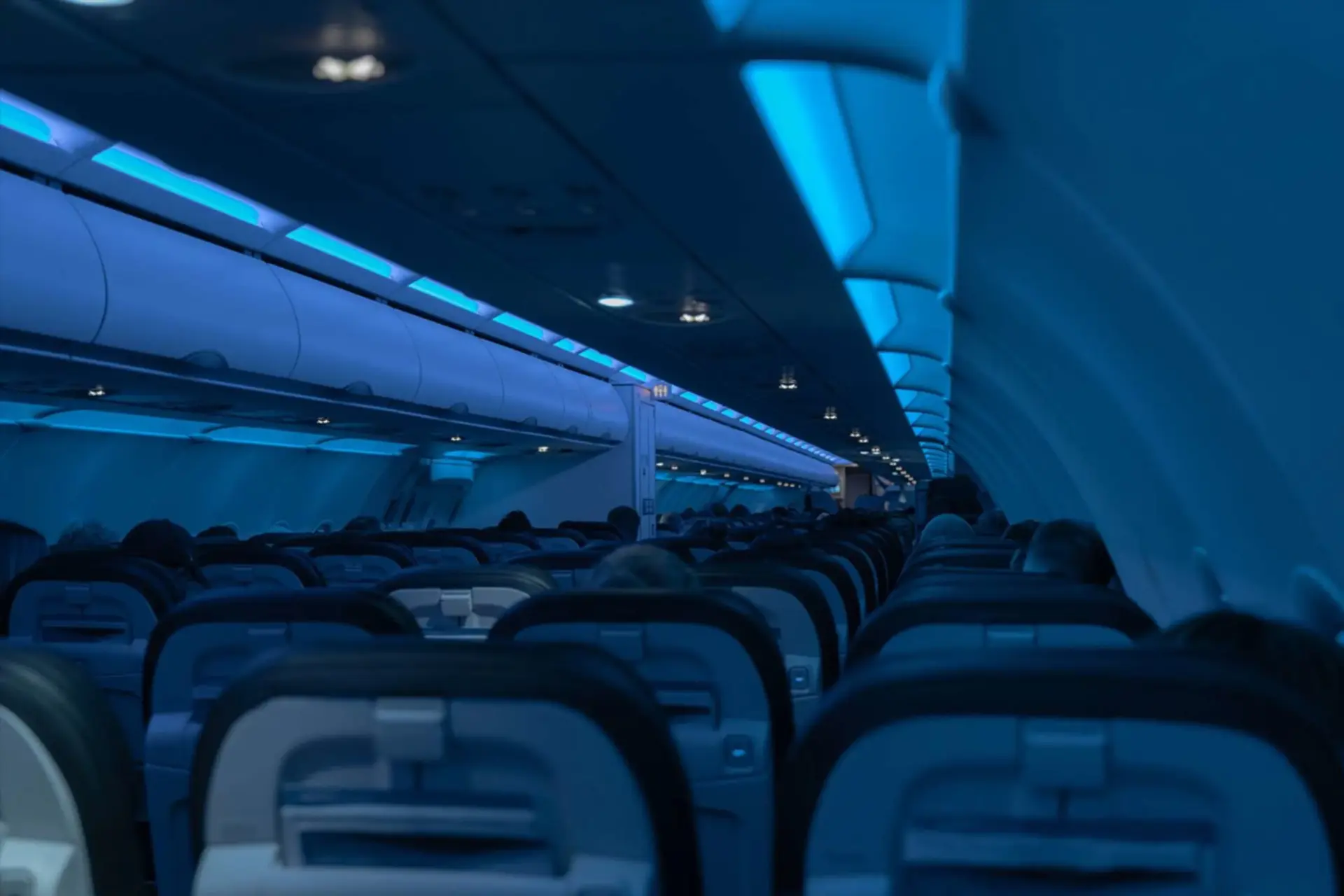 تاریکی کابین هواپیما