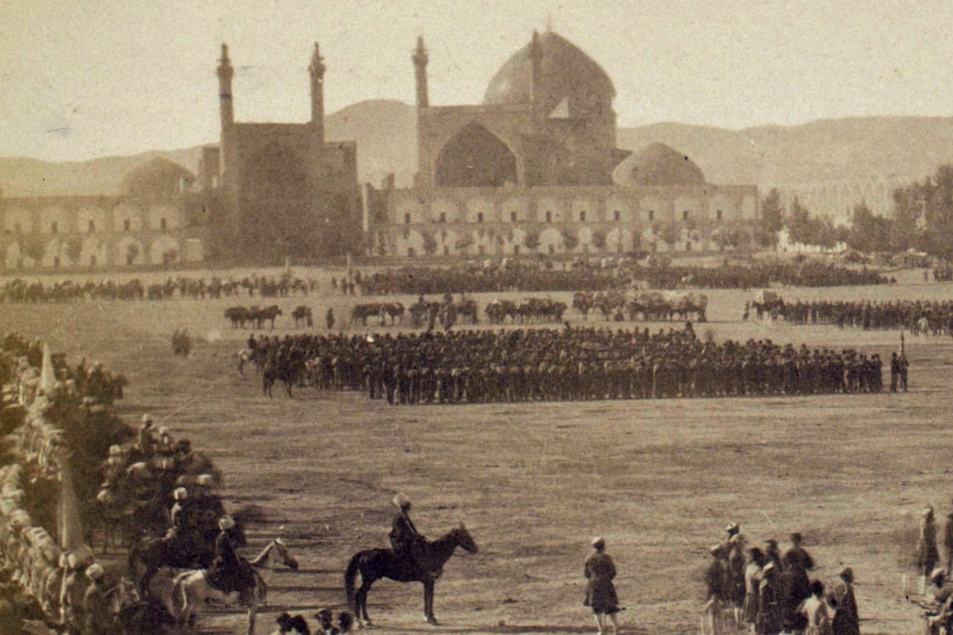 سفر به عصر قاجار؛ عکس نایاب میدان نقش جهان زیر پای قشون نظامی 3 عکس تاریخی میدان نقش جهان اصفهان