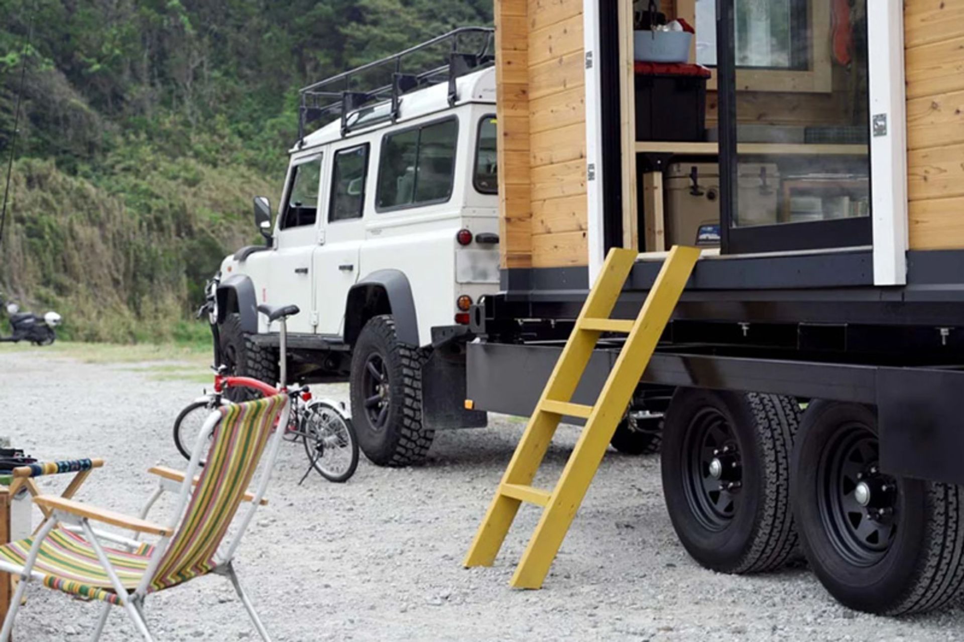 پلکان ورودی کلبه متحرک بس