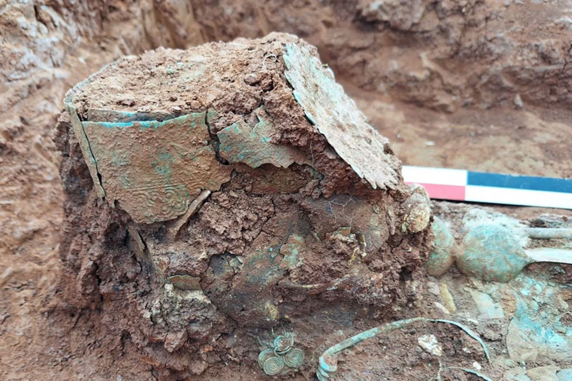 کشف تاج وارونه و گنجینه شگفتانگیز در مقبره زنی از یونان باستان 4 کشف تاج وارانه یونان