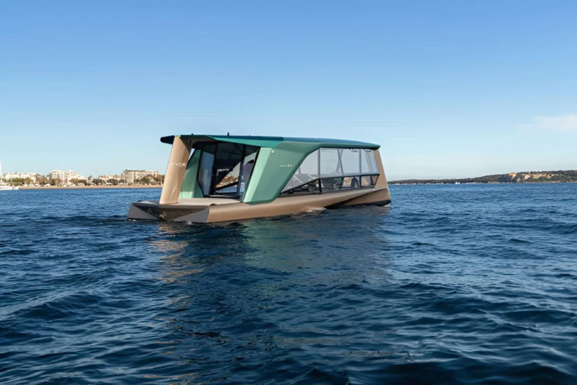 قایق هیدروفویلی بی‌ام‌دبلیو در آب