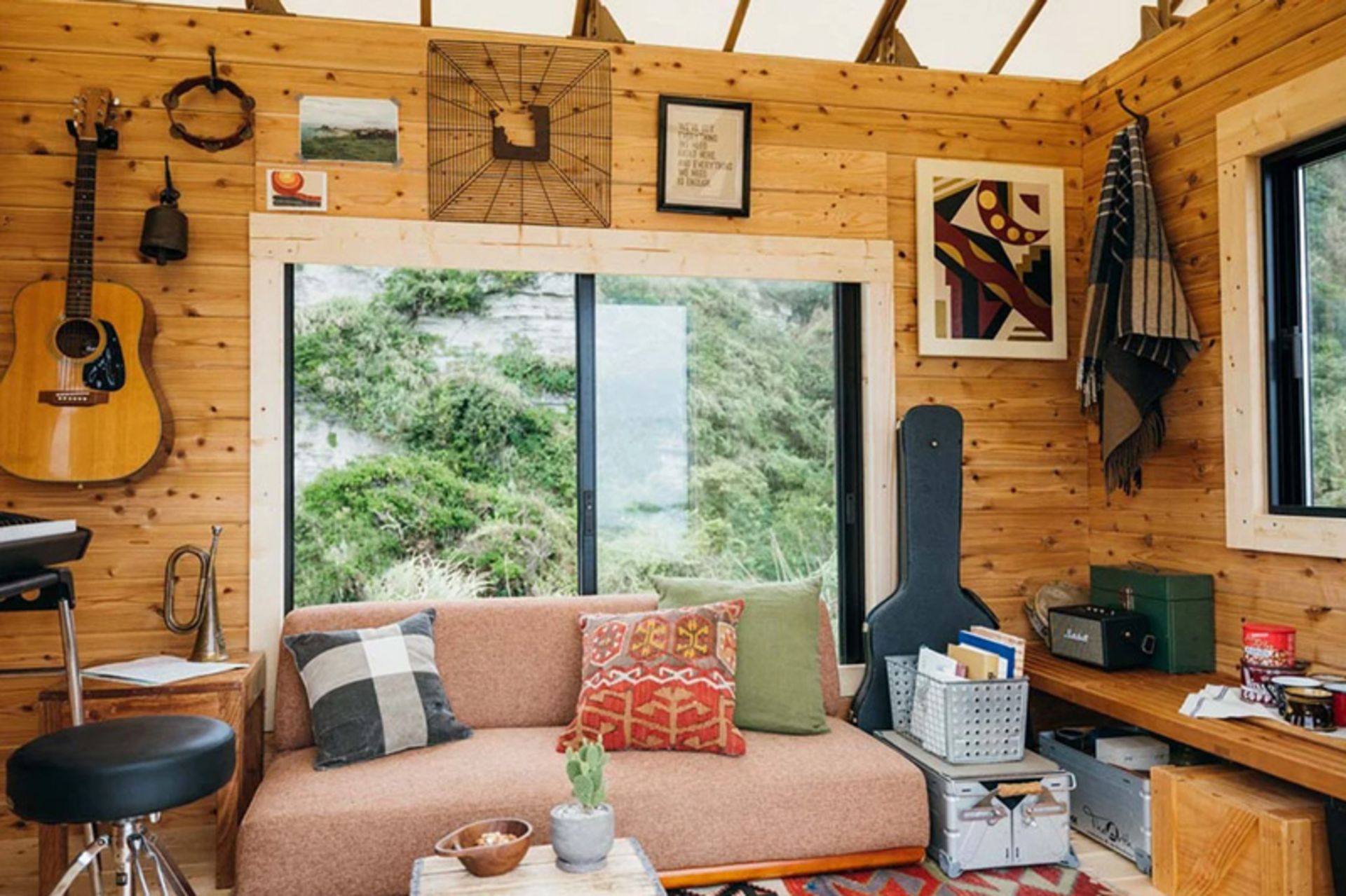 کاناپه و تزئینات داخلی کلبه متحرک بس