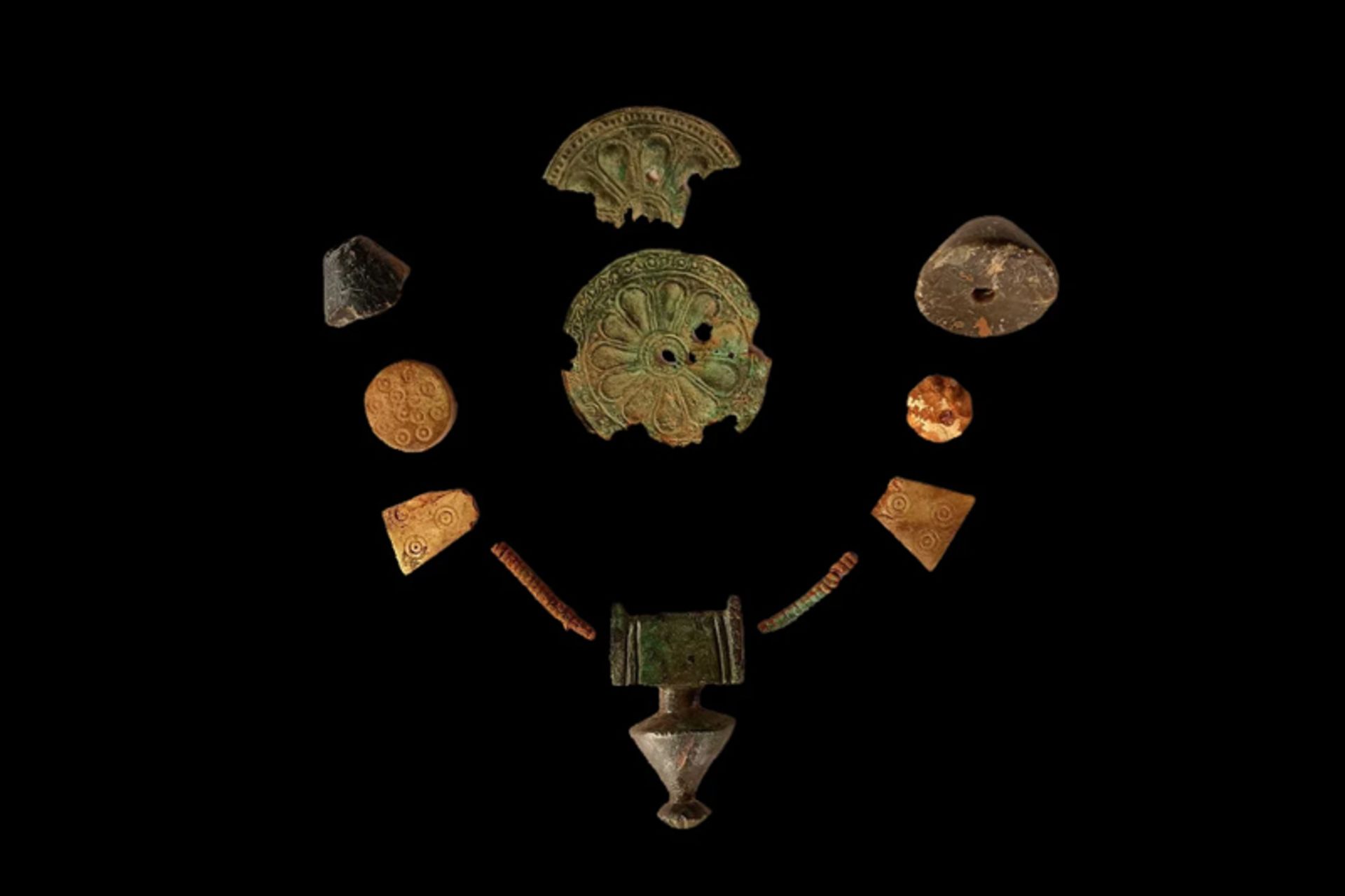 کشف تاج وارونه و گنجینه شگفتانگیز در مقبره زنی از یونان باستان 5 کشف تاج وارانه یونان