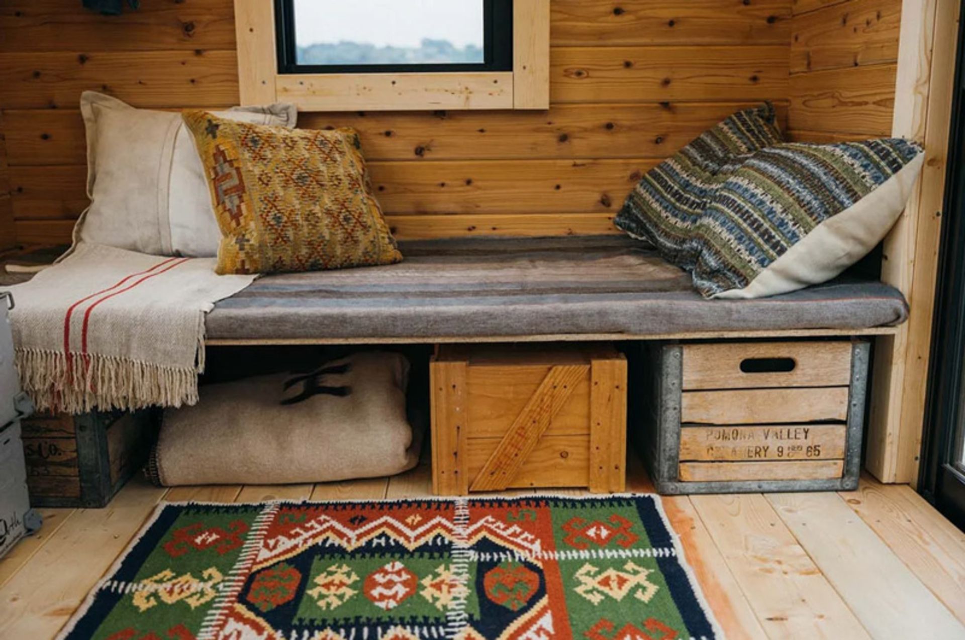 تخت‌خوابی در فضای داخلی کلبه متحرک بس