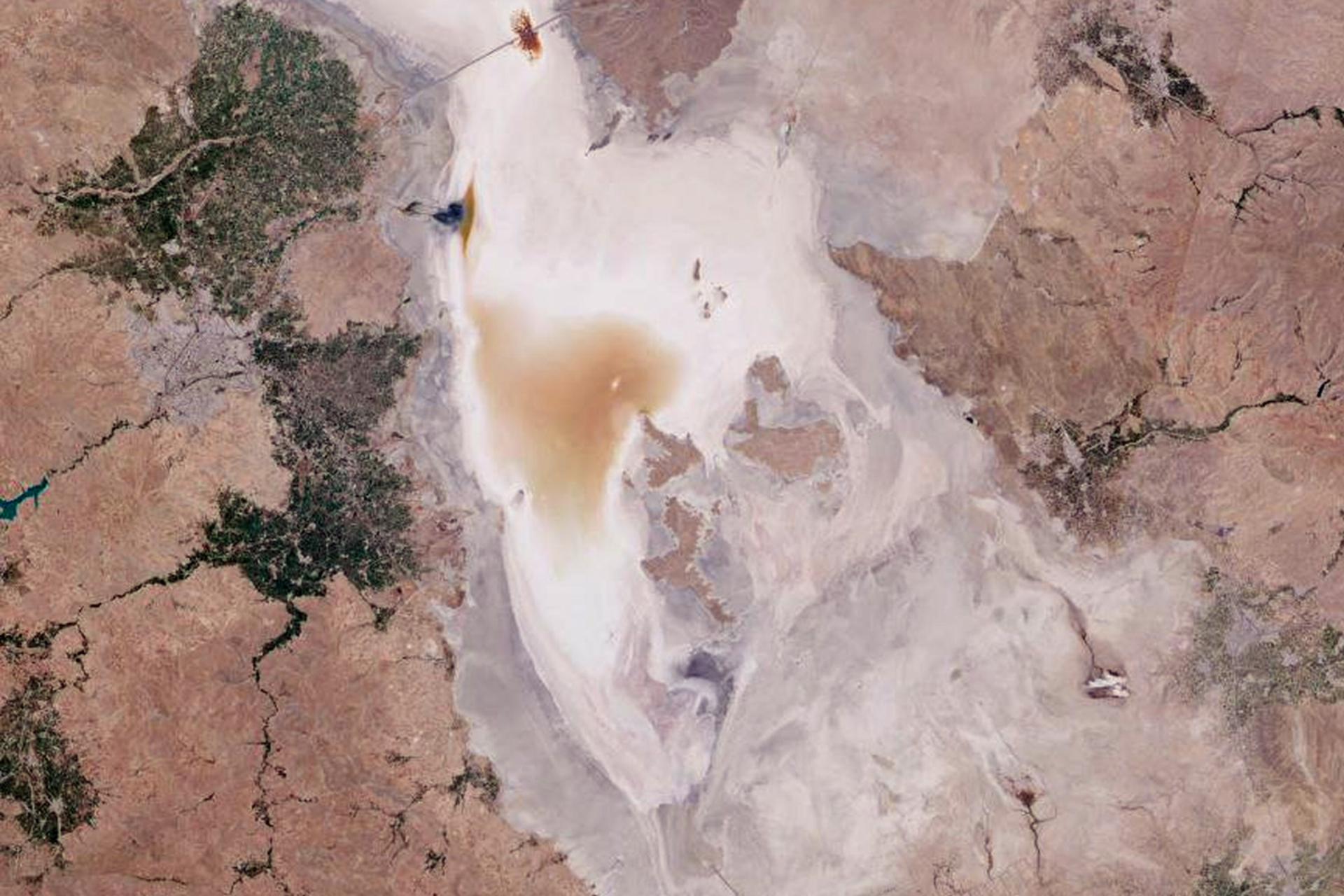 خشکی دریاچه ارومیه عامل افزایش گرما در آذربایجان!