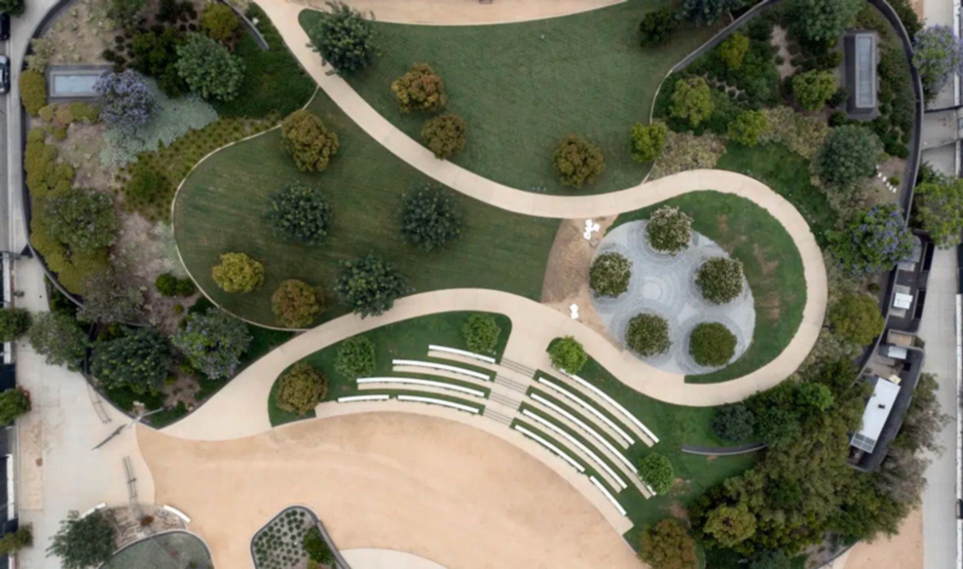 مسیر پیاده‌روی بر بالای بام موزه جورج لوکاس