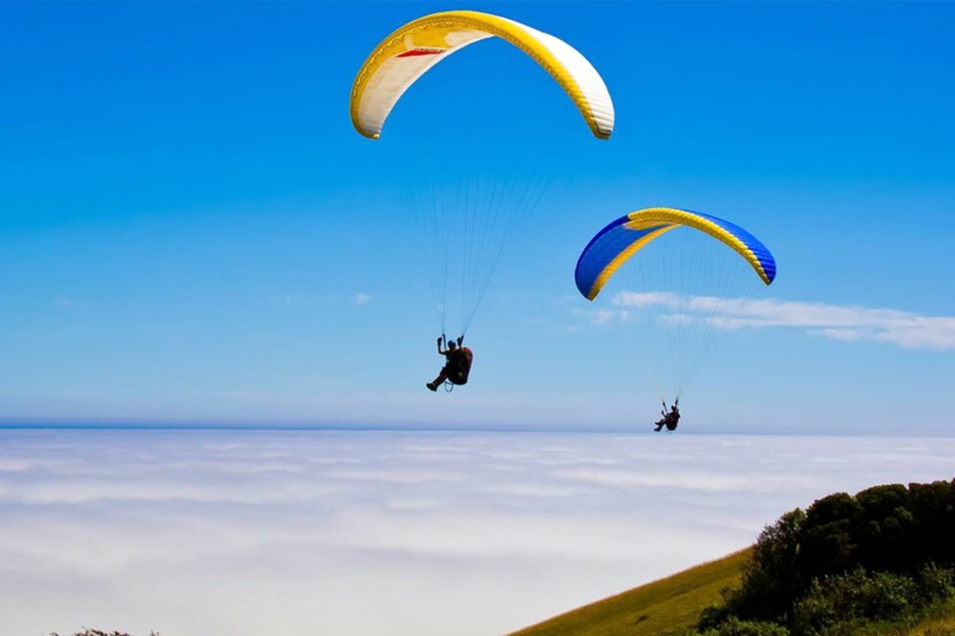 پرواز خطرناک نویسنده معروف؛ نه گواهینامه داشتند نه مجوز! 3 پاراگلایدر