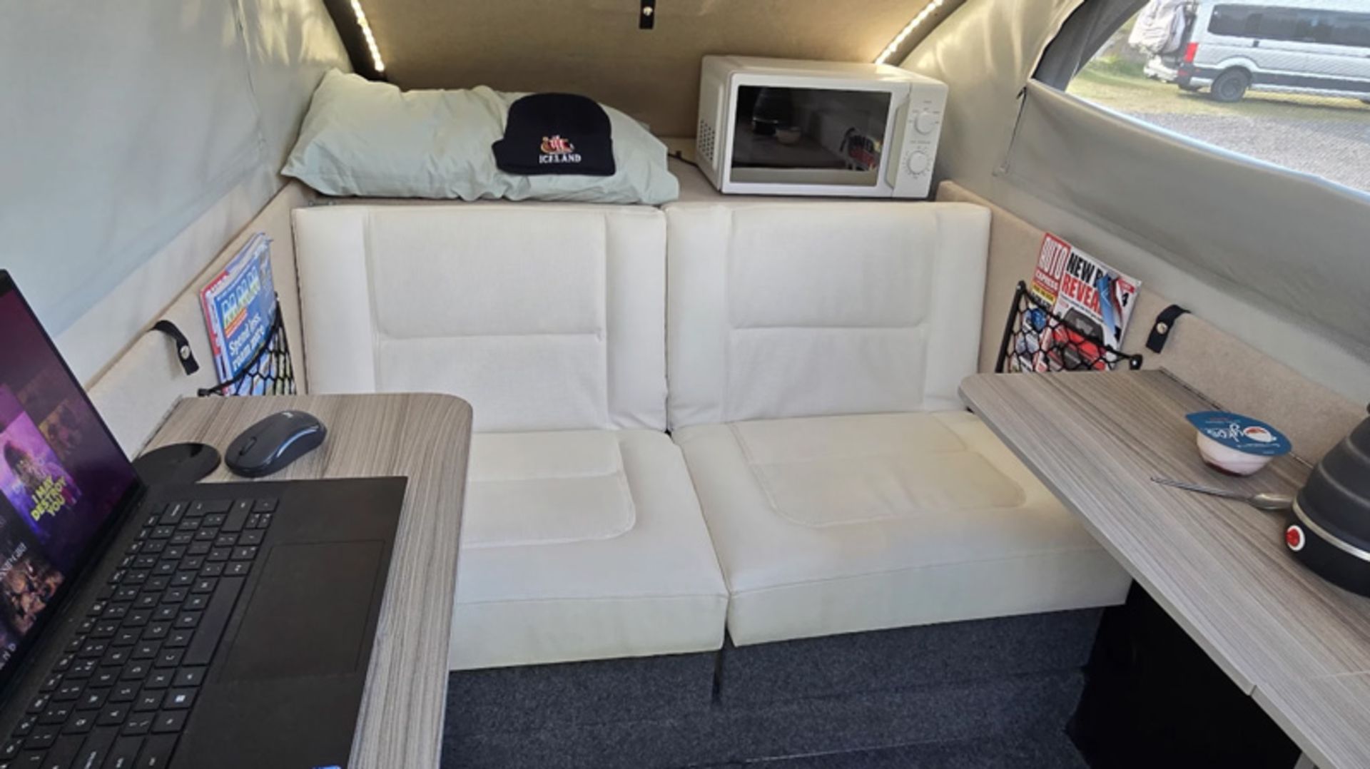 بازگشت ایده شکست خورده؛ کمپیر تسلا چطور محبوبترین تریلر شد؟ 9 کاناپهتختخوابشو در کمپر تسلا