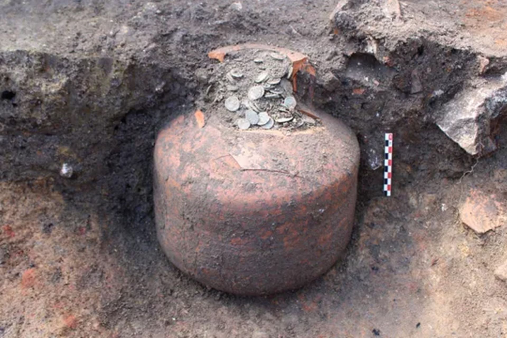 قلک ۱۸۰۰ ساله رومی هم کشف شد؛ گنجی از ۴۰ هزار سکه در کف یک خانه! 3 کشف قلک رومی در فرانسه