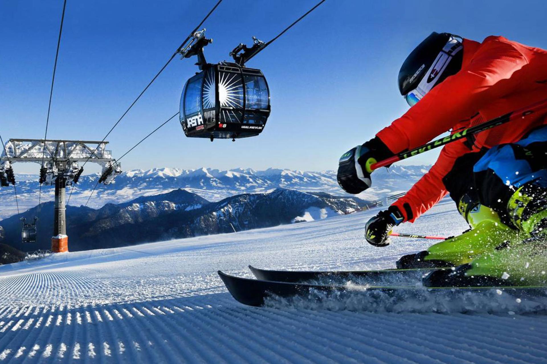  اسکی بازی با لباس قرمز در پیست اسکی یاسنا