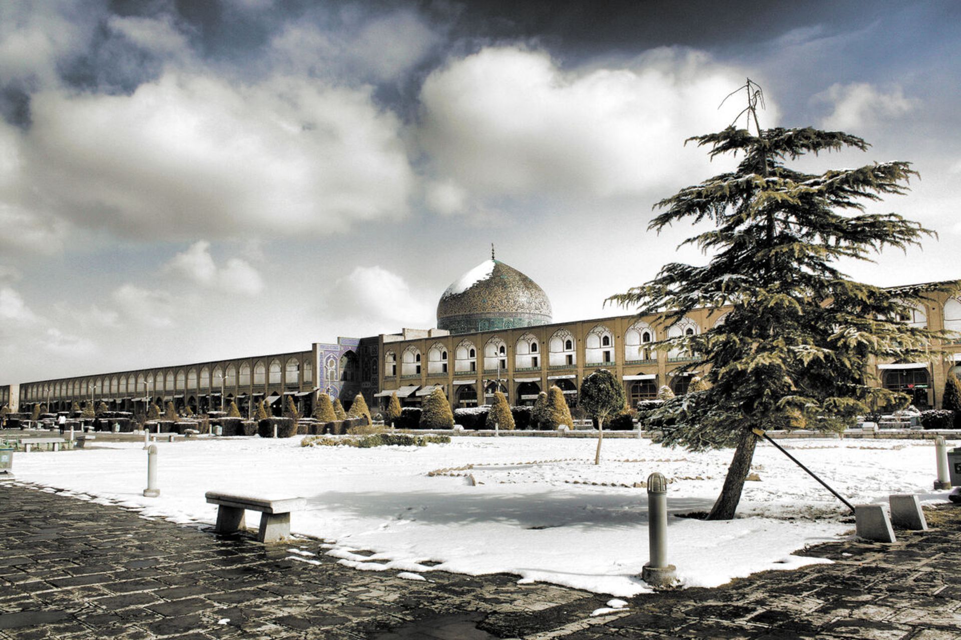 بهترین جاهای دیدنی اصفهان در فصل زمستان؛ از موزه و بازار تا کافه و شهربازی 3 نمای برفی مسجد شیخ لطف الله اصفهان