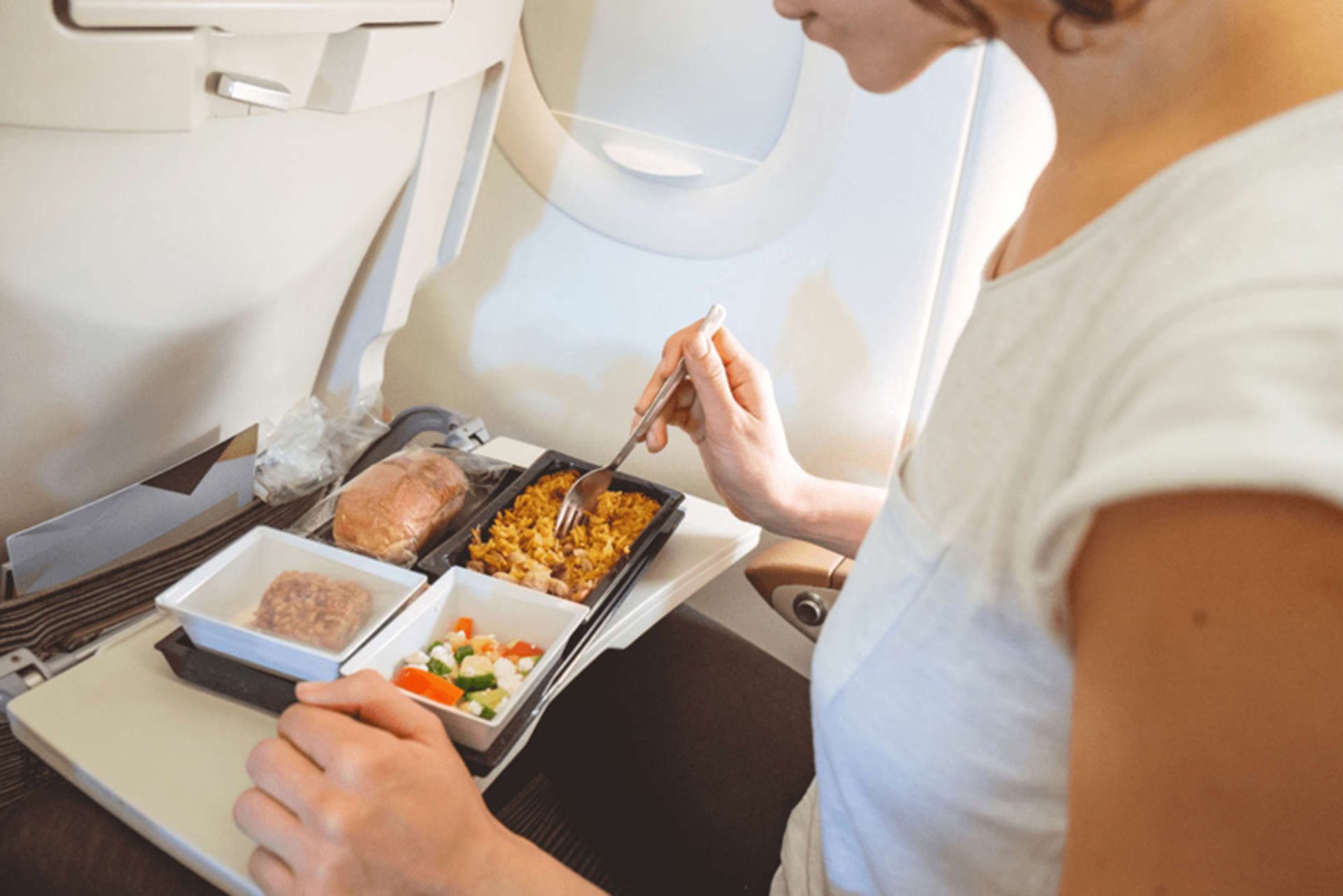 فردی در حال خوردن غذای هواپیما