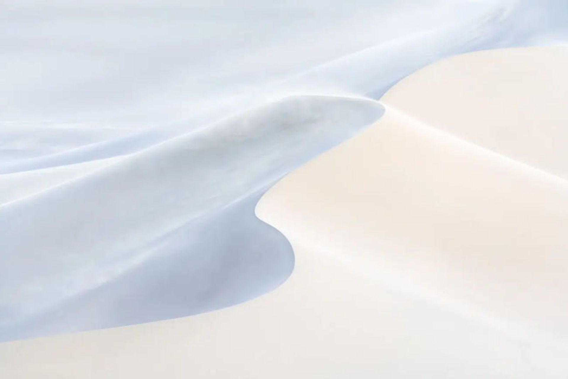 تپه‌های شنی با رنگ‌های آبی کم‌رنگ و هلویی