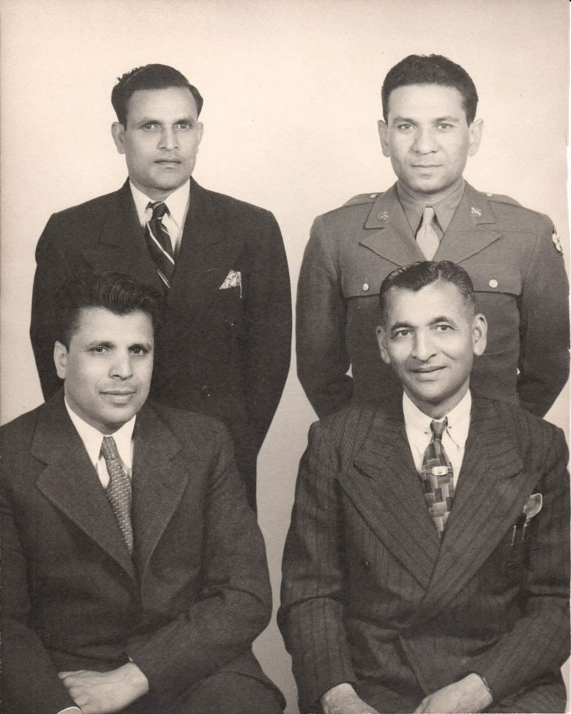 پرتره چهار نفر از اولین هتل‌داران هندی 