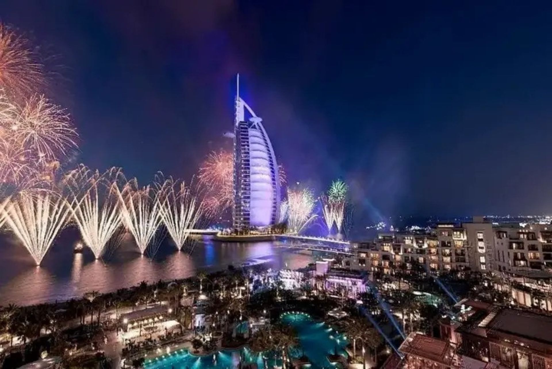 آتش بازی سال نو در کنار برج العرب دبی