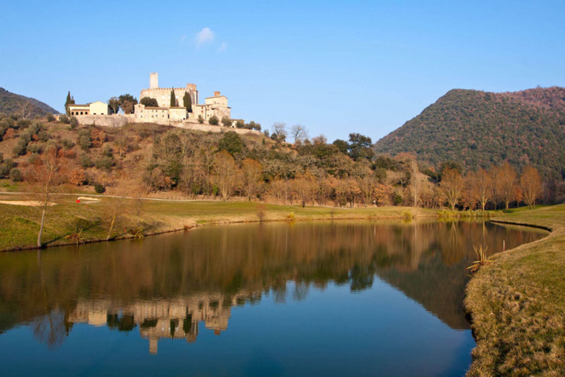 انعکاس تصویر قلعه آنتونولا در آب