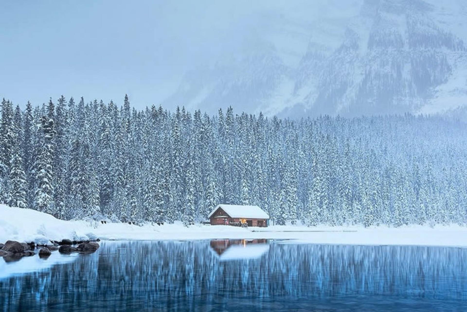 جنگل و دریاچه زمستانی در کانادا؛ منبع عکس: 121clicks.com؛ عکاس: Herry Himanshu