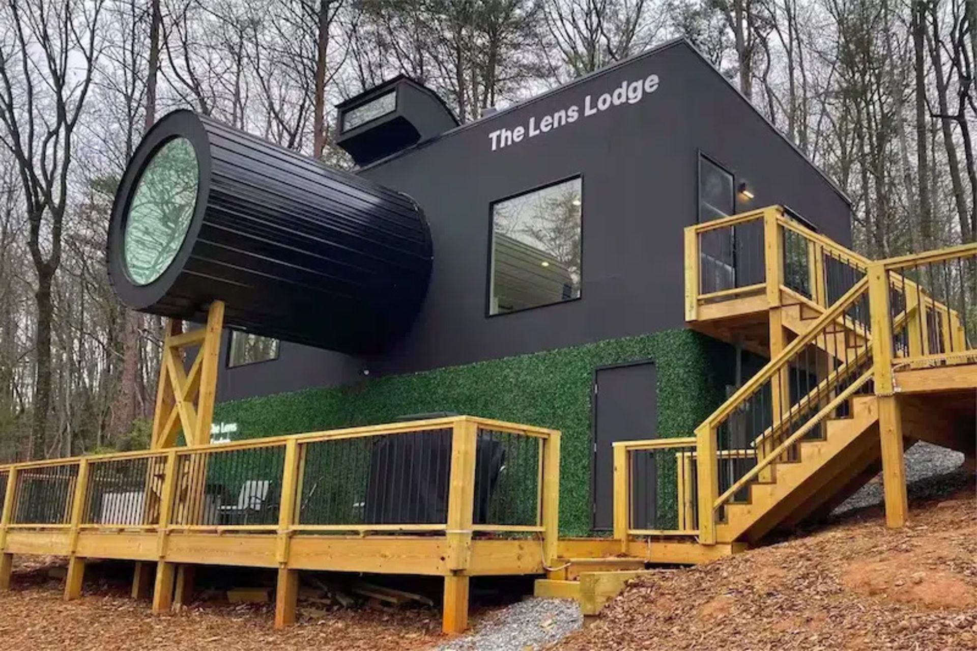 تراس و سکوی کلبه دوربینی در جنگل