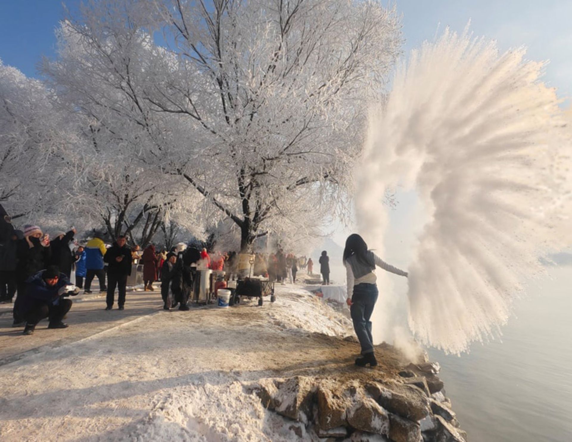 گردشگران در حال تماشای مناظر برفی در چین