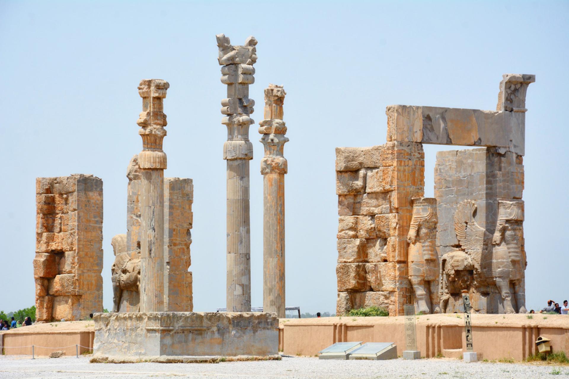 دروازه کهن در تخت جمشید