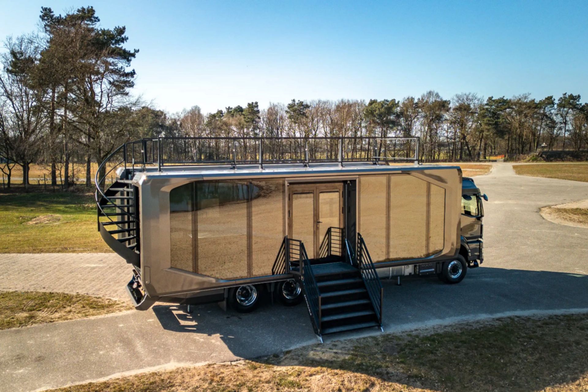 بدنه شیشه‌ای کامیون هتلی شرکت آفرود شیور