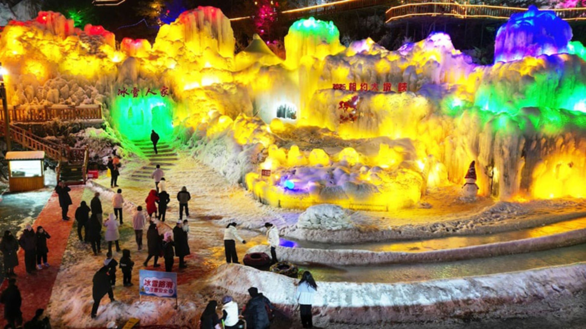 بازدید گردشگران از آبشار یخی نورپردازی‌شده در چین