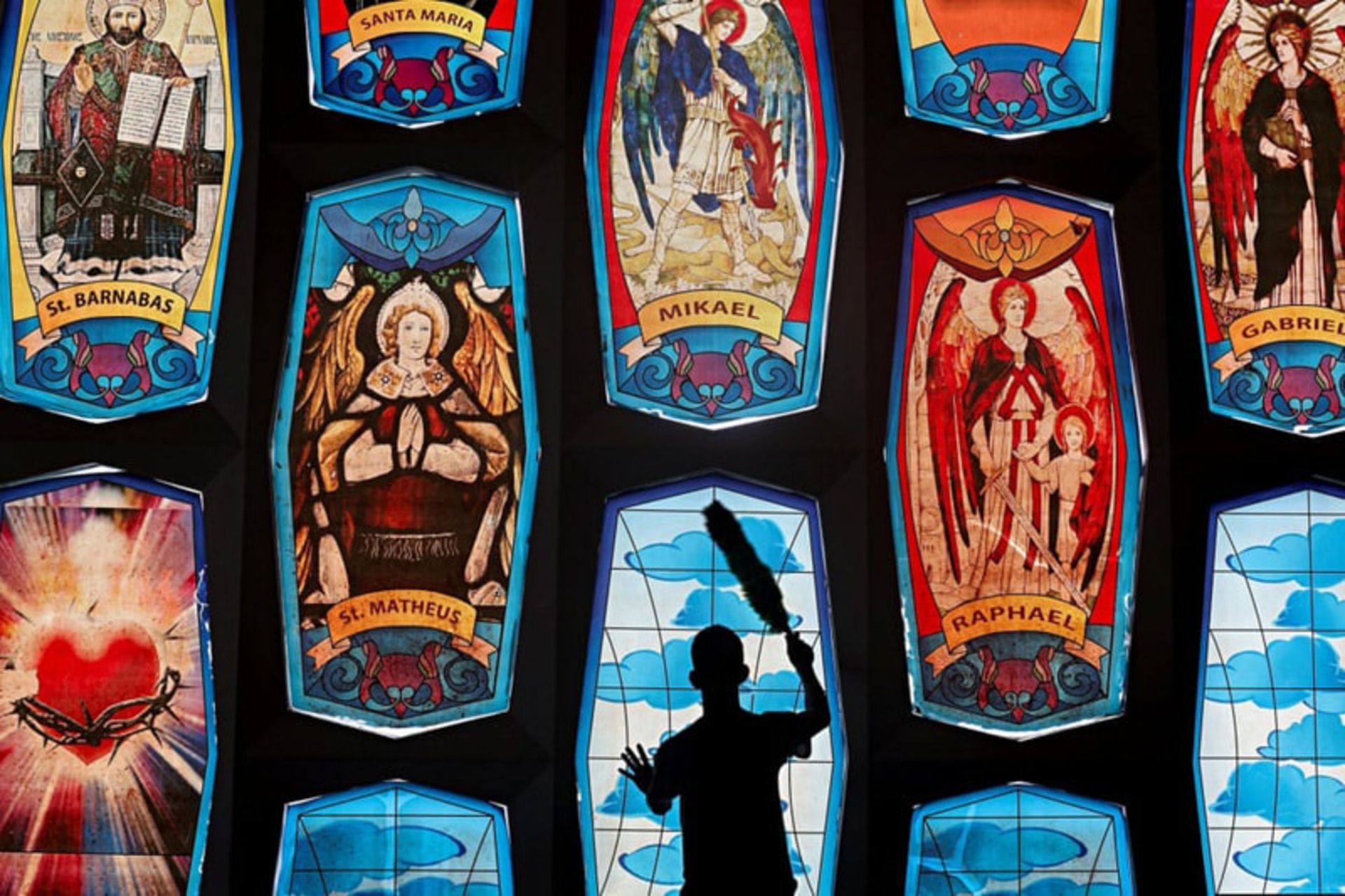 پاک‌کردن پنجره کلیسا برای کریسمس در اندونزی