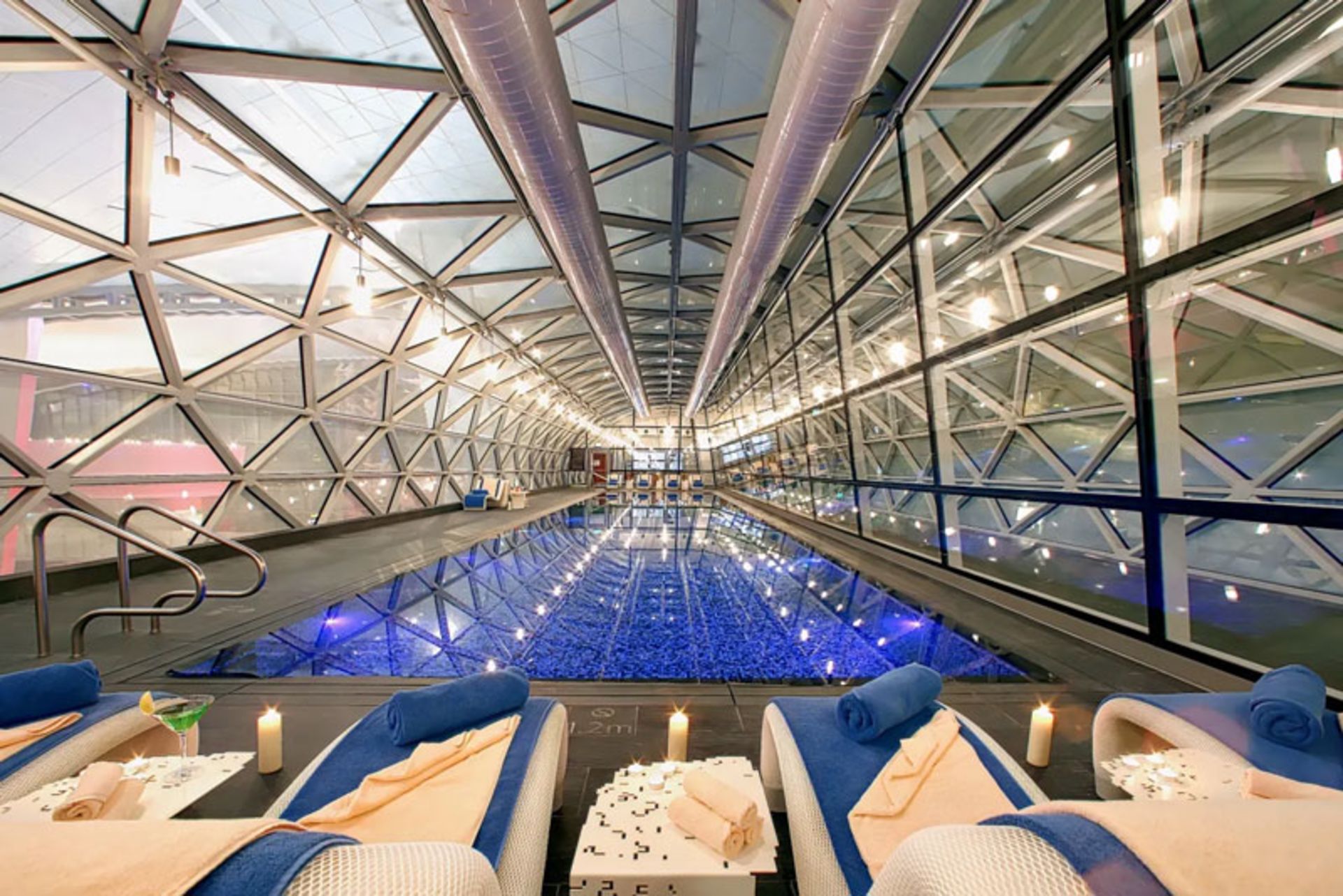 شمع‌های روشن در اسپا و استخر هتل اوریکس دوحه