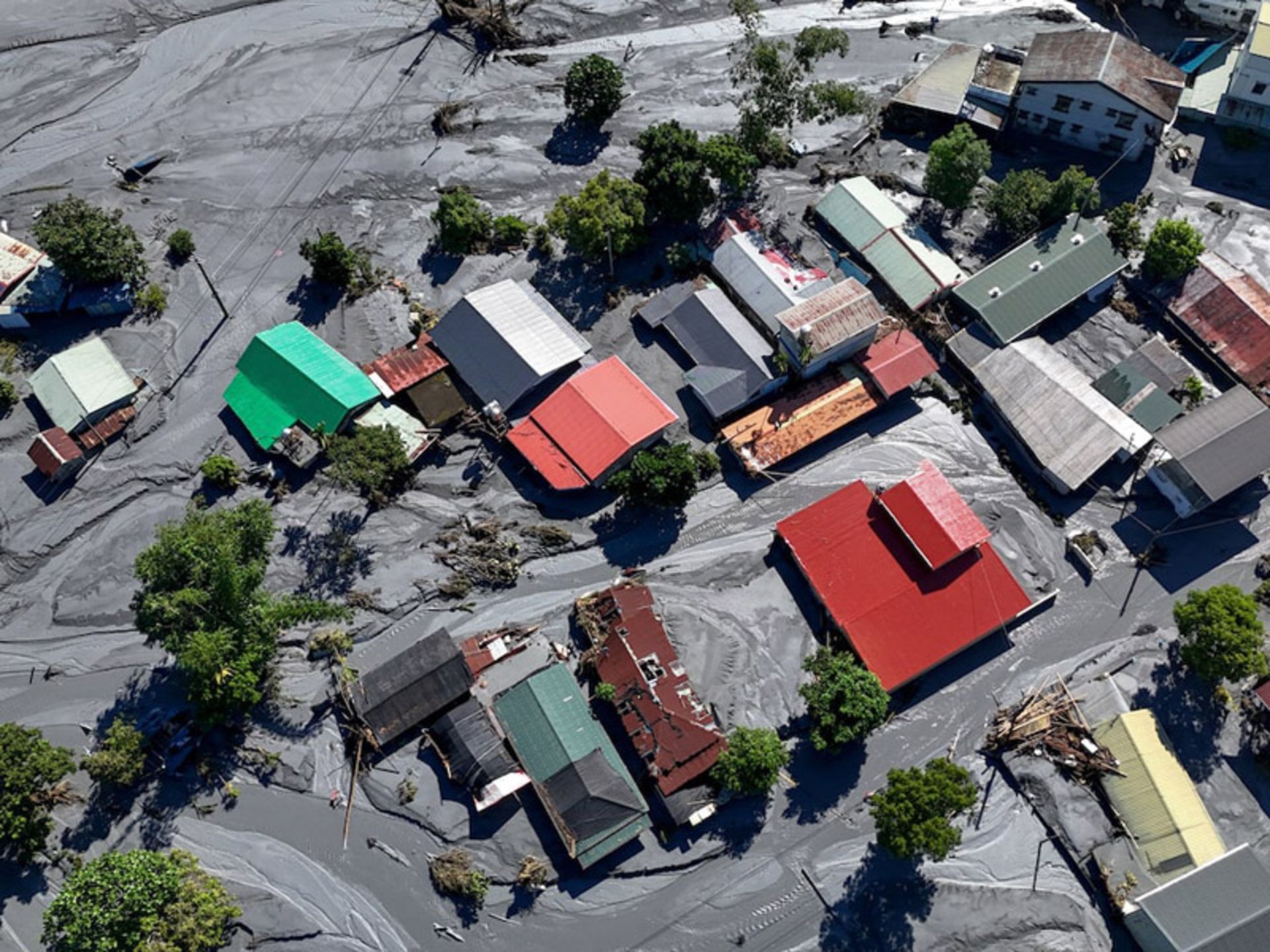 نمای هوایی از سیل و فرو رفتن خانه های در گل و لای در تایلند