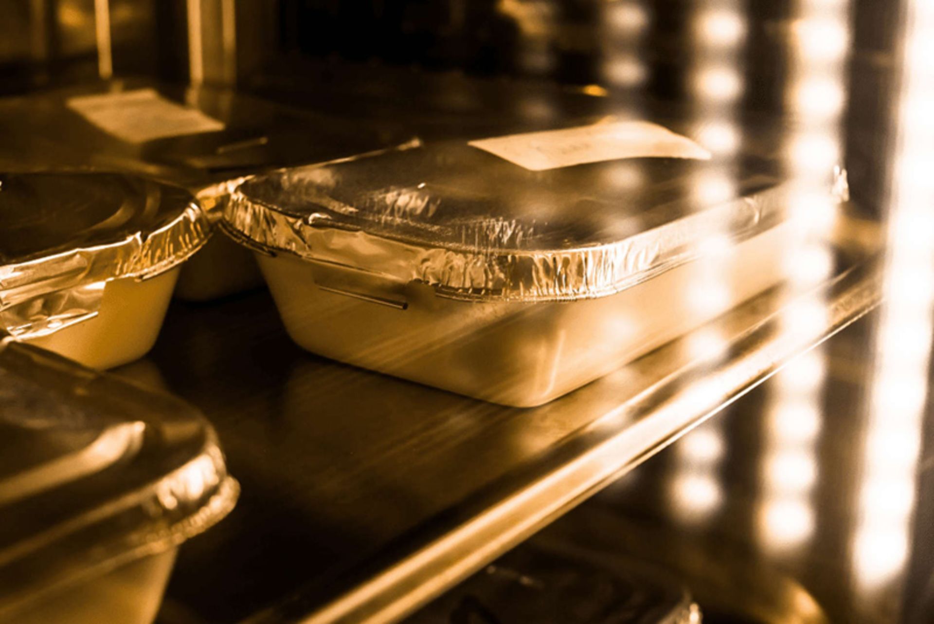 گرم کردن غذای هواپیما در فر