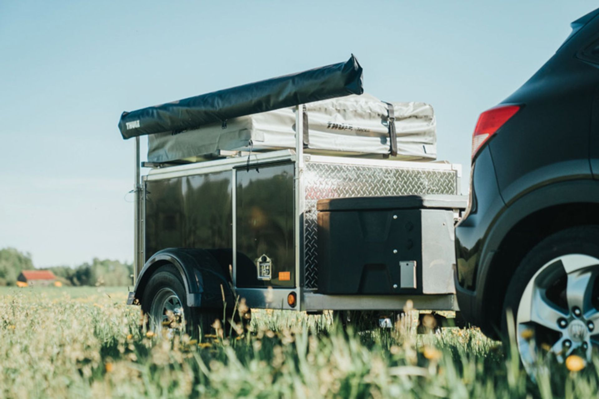 تریلر جنیمکس نصب‌شده به خودروی سدان