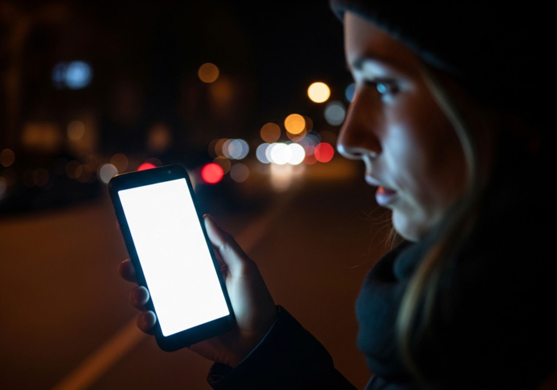 قاتلان خاموش باتری موبایل در سفر؛ این ۱۰ اشتباه را نکنید! 5 نور زیاد صفحه نمایش در شب