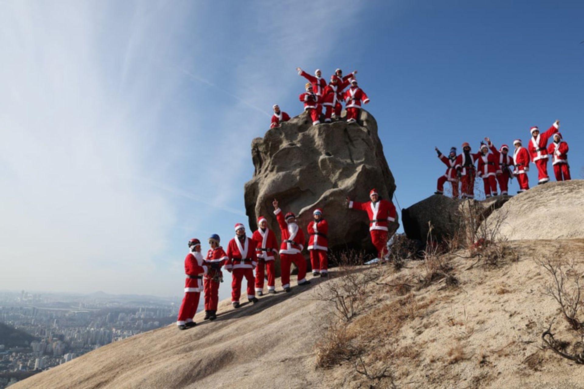 کوهنوردان با لباس بابانوئل در سئول، کره جنوبی