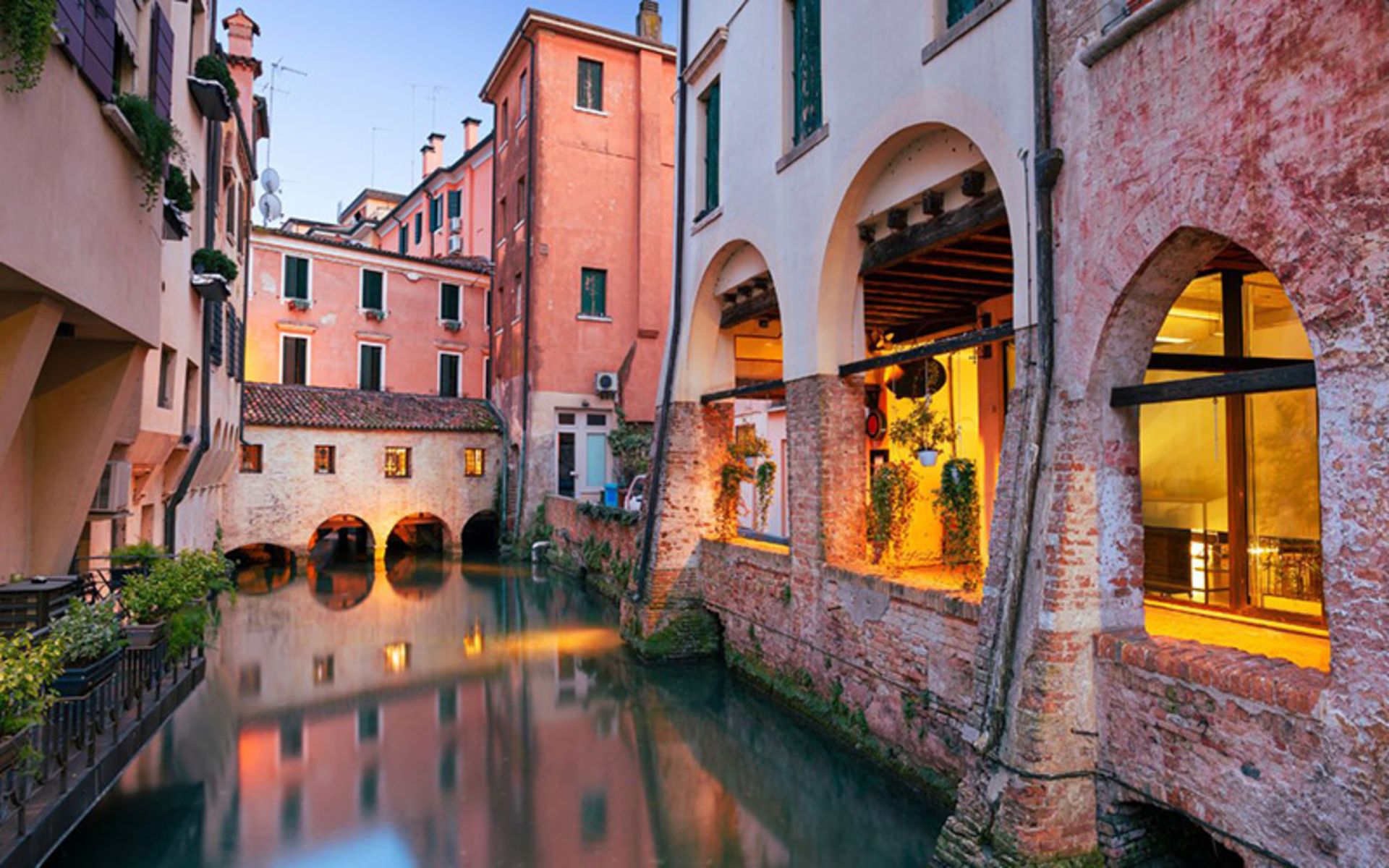 کانال آب در میان خانه های شهر ترویز