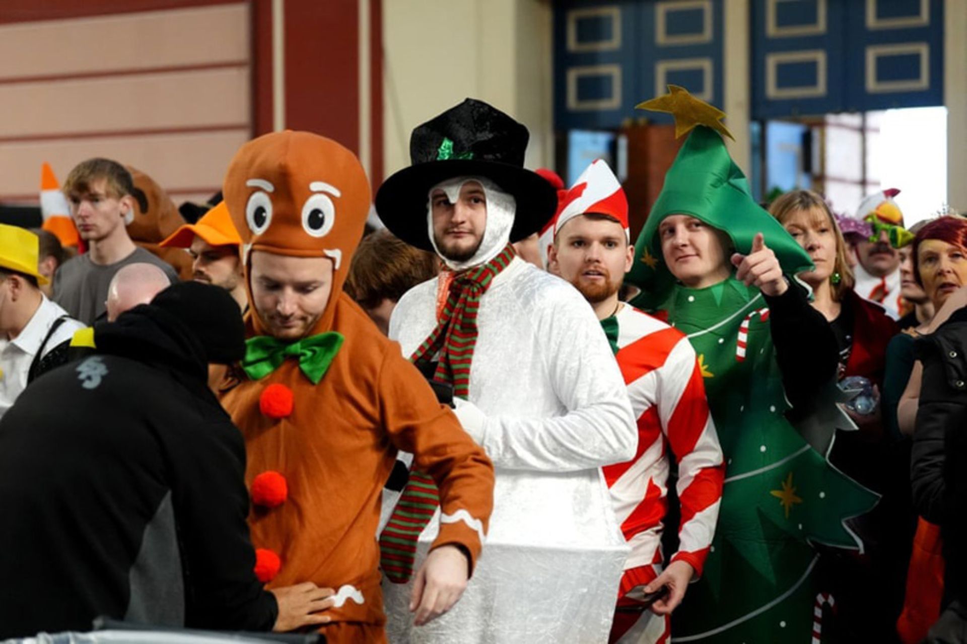 ورود هواداران با لباس‌های مبدل به مسابقات جهانی دارت در لندن