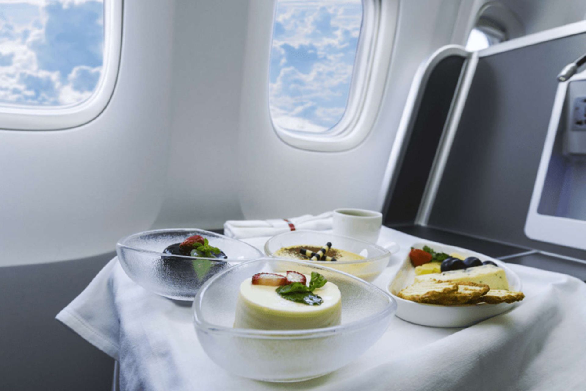 میز غذای بیزینس کلاس هواپیما کنار پنجره