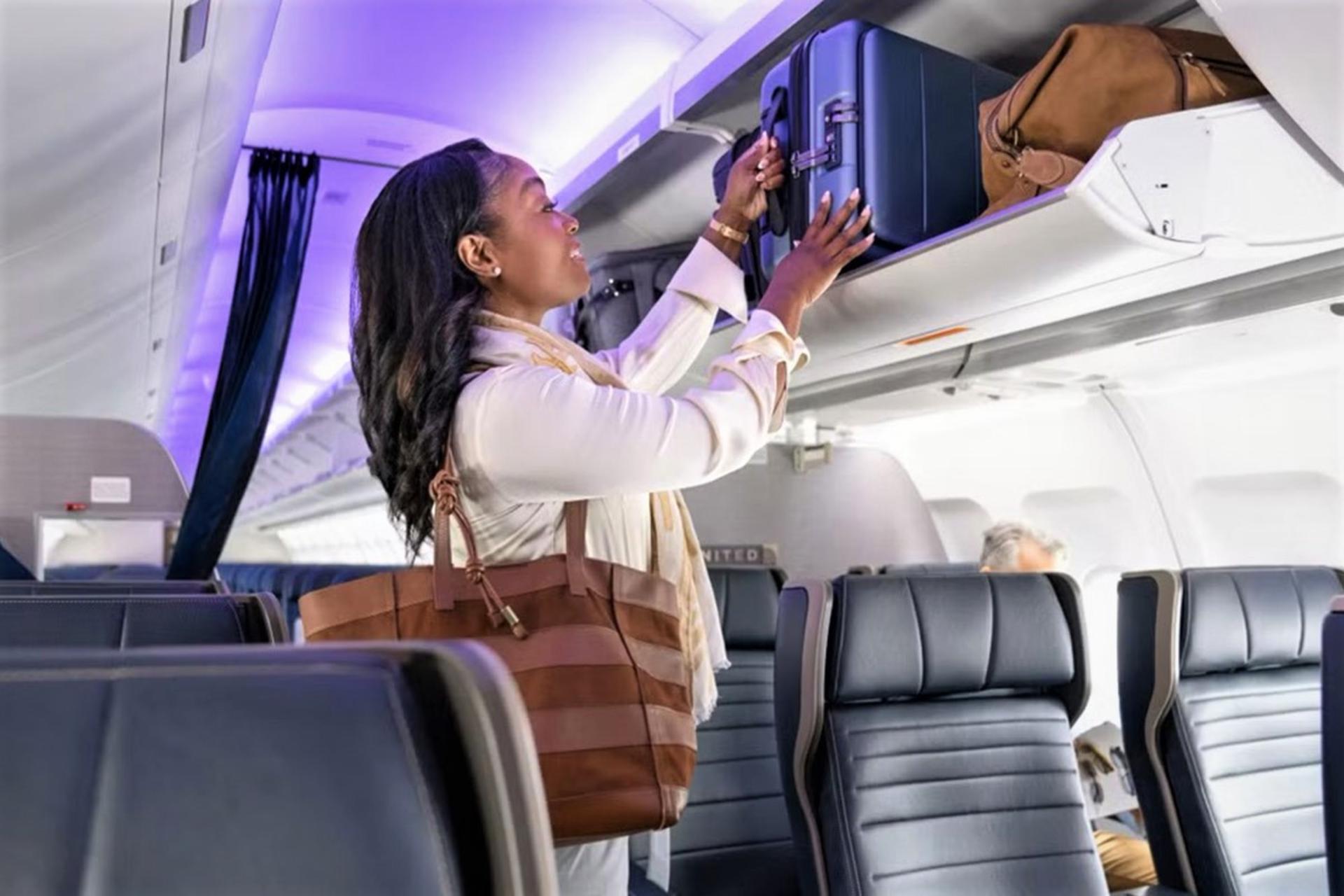 گذاشتن چمدان در محفظه بالاسری هواپیما