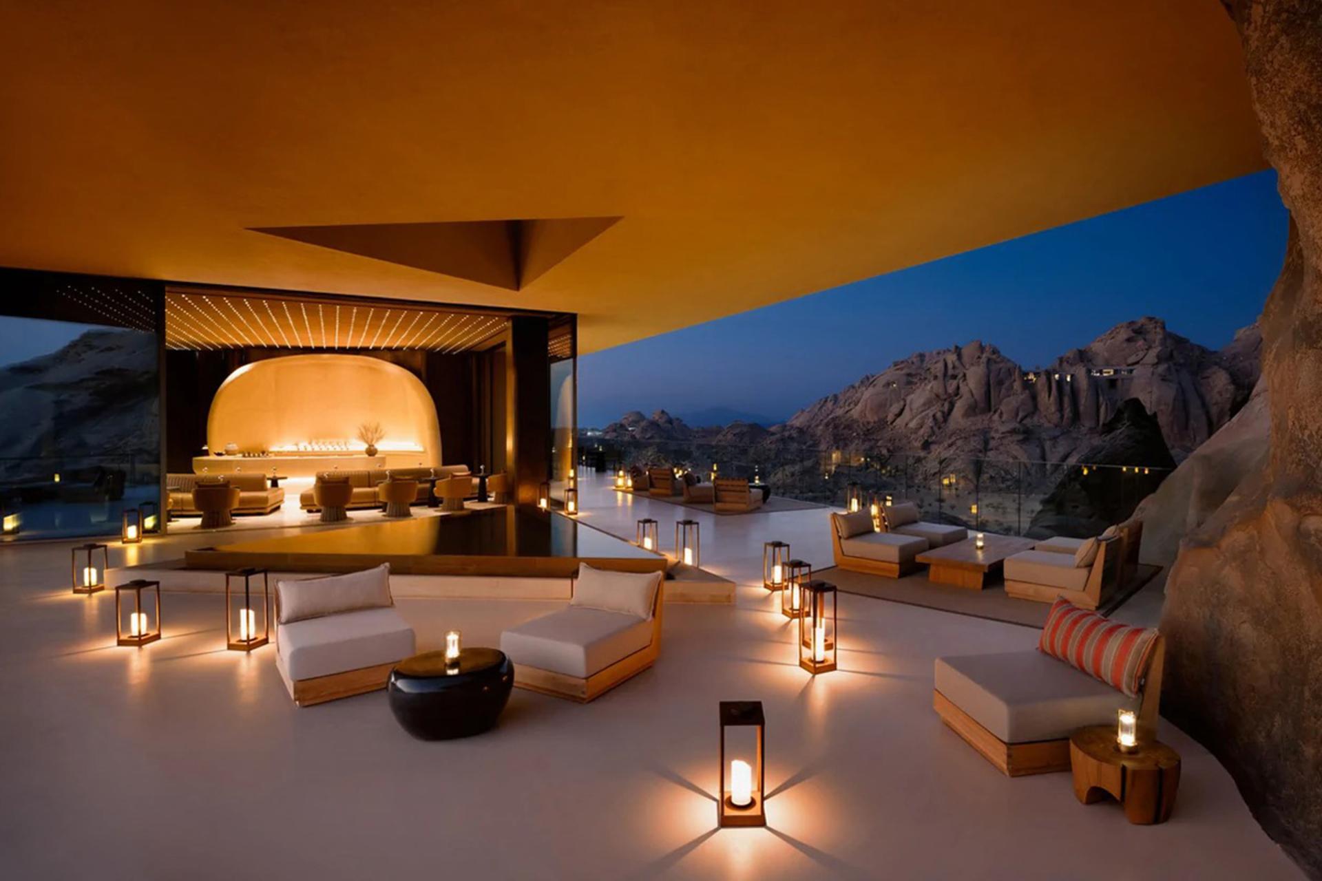 اتاق هتل با فانوس های روشن در صخره صحرا عربستان