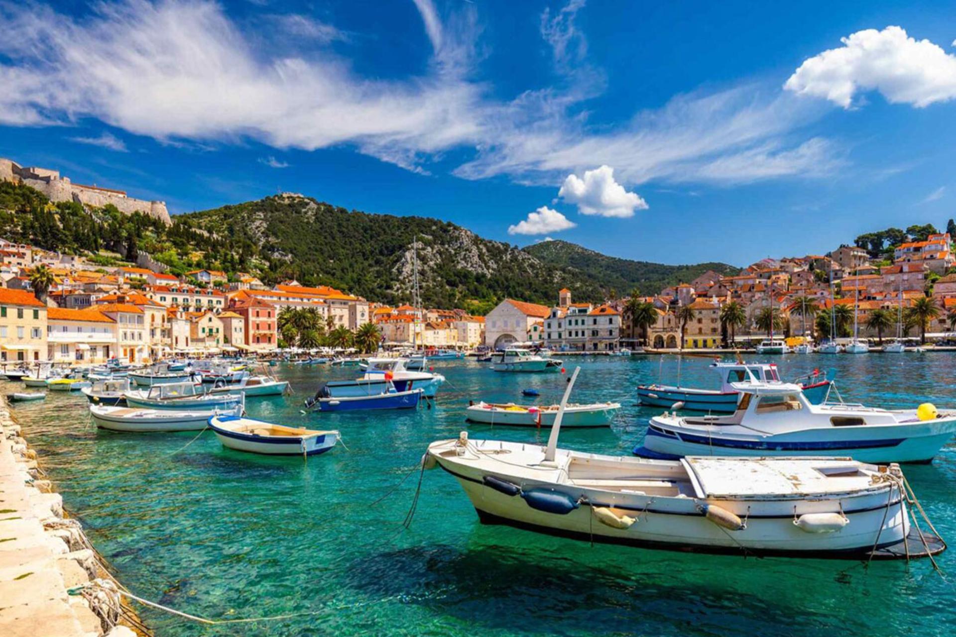 قایق های تفریحی در ساحل کرواسی