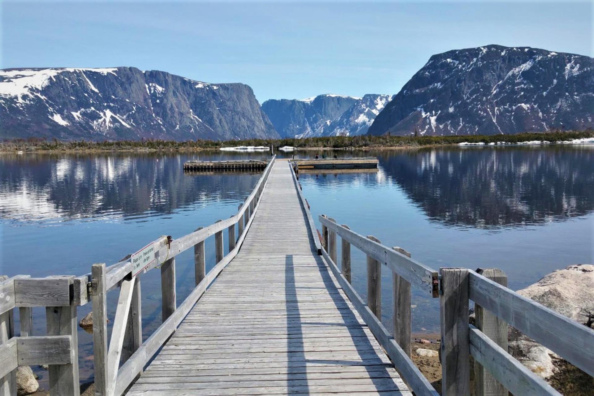 پل چوبی در دریاچه ای کوهستانی در کانادا