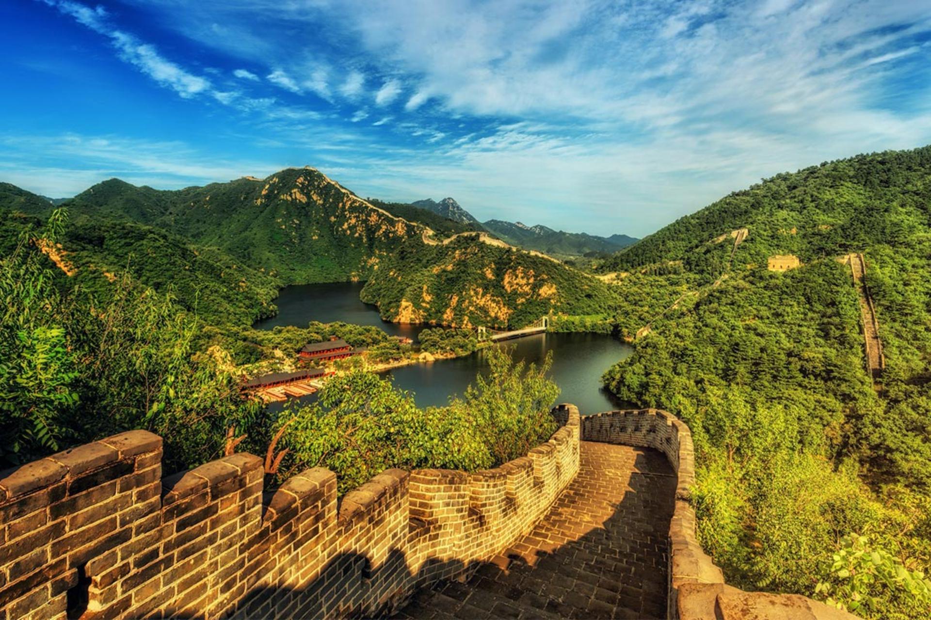 دیوار چین در منطقه سبز کوهستانی