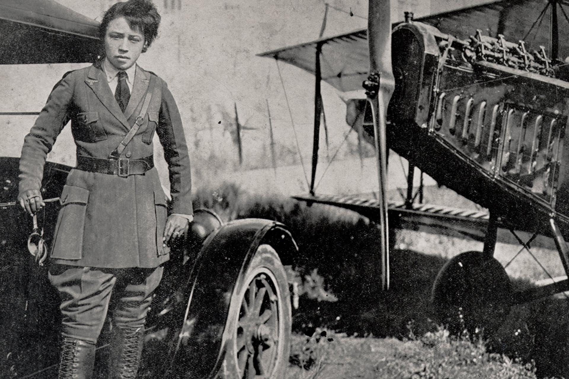 عکس سیاه و سفید بسی کولمن در کنار هواپیما