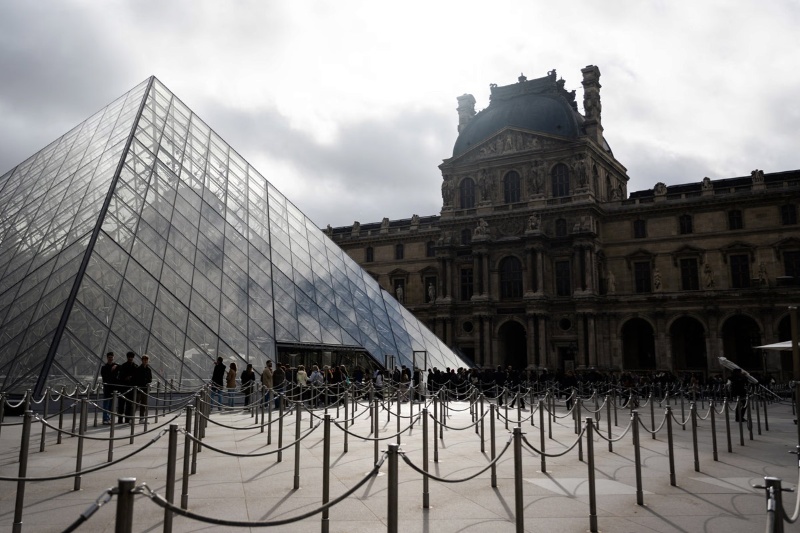موزه لوور در آستانه تعطیلی؛ کارکنان موزه دست به اعتصاب زدند 4
