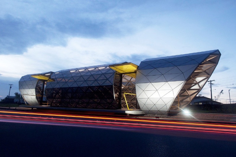 آمازون ایستگاه اتوبوس زد؛ این ایستگاه خودش را خنک میکند 1