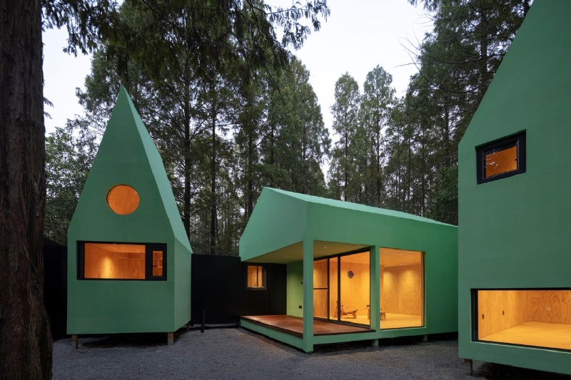 کمپ مخفی در دل جنگل؛ کلبههای خیالانگیز برای عجیبترین اقامت 2